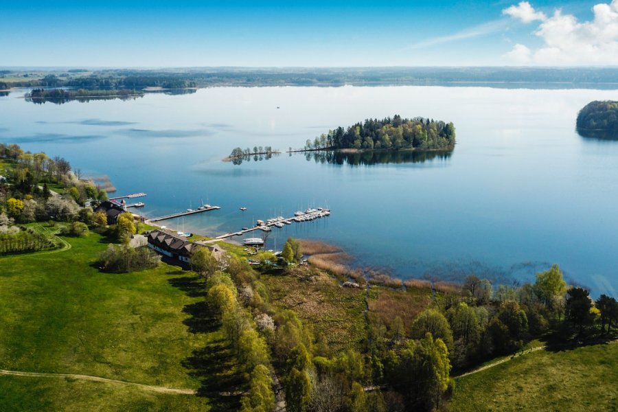 Vue sur la ville et le lac de Plateliai. Vaidotas Grybauskas - Shutterstock.com