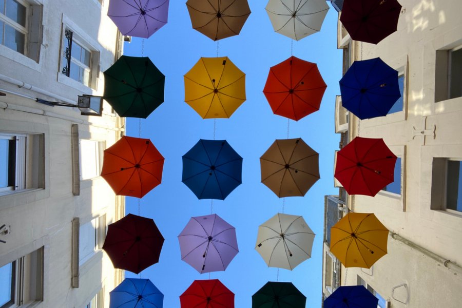 Parapluies suspendus dans les rues de Cherbourg, en clin d'oeil au film de Jacques Demy. Krzysztof Pazdalski - Shutterstock.com