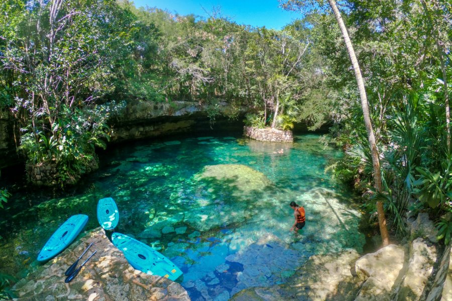 Kayak dans une cénote à Tulum. Chithuniiiiii93 - Shutterstock.com