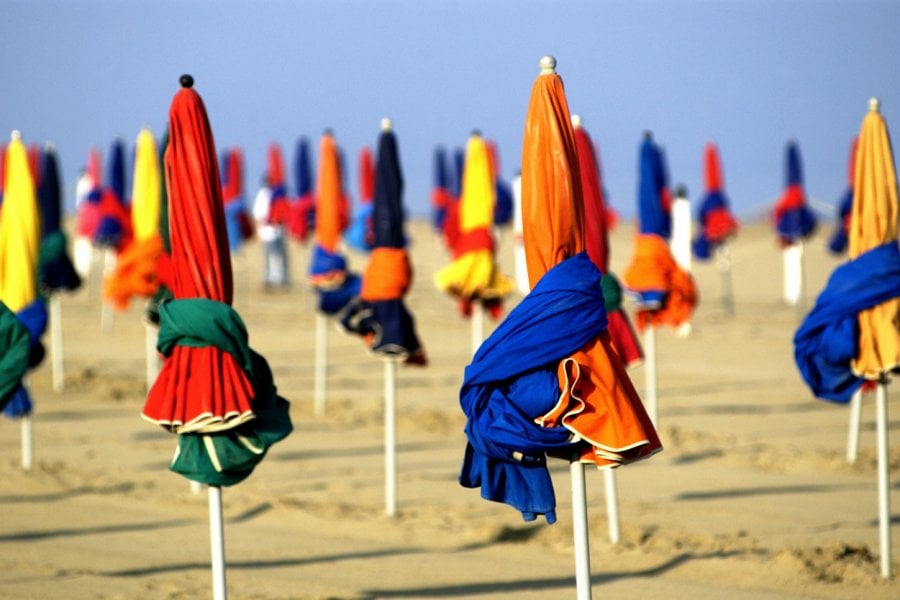 Parasols sur la plage de Deauville. PackShot - FOTOLIA