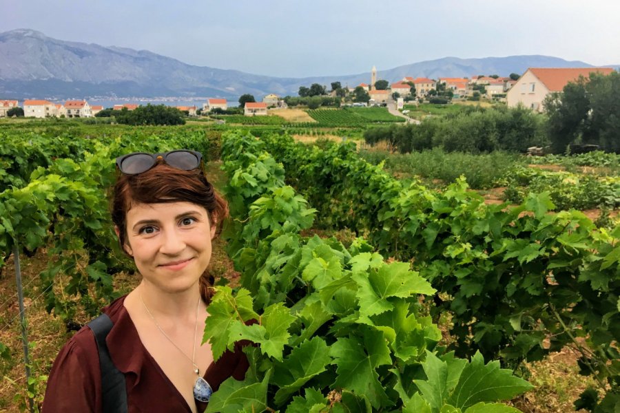 Une agricultrice dans ses vignobles cultivant les raisins GRK locaux. Chris Babcock