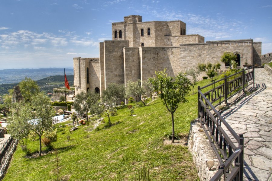 Citadelle de Kruja. nicolasdecorte - Shutterstock.com