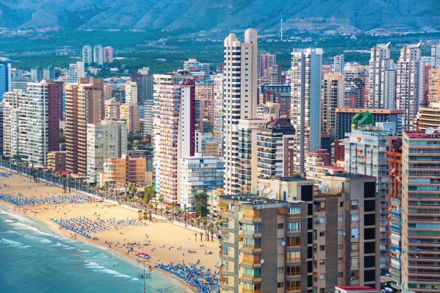 Vue aérienne de la ville de Benidorm pendant l'été. M.V. Photography - Shutterstock.com