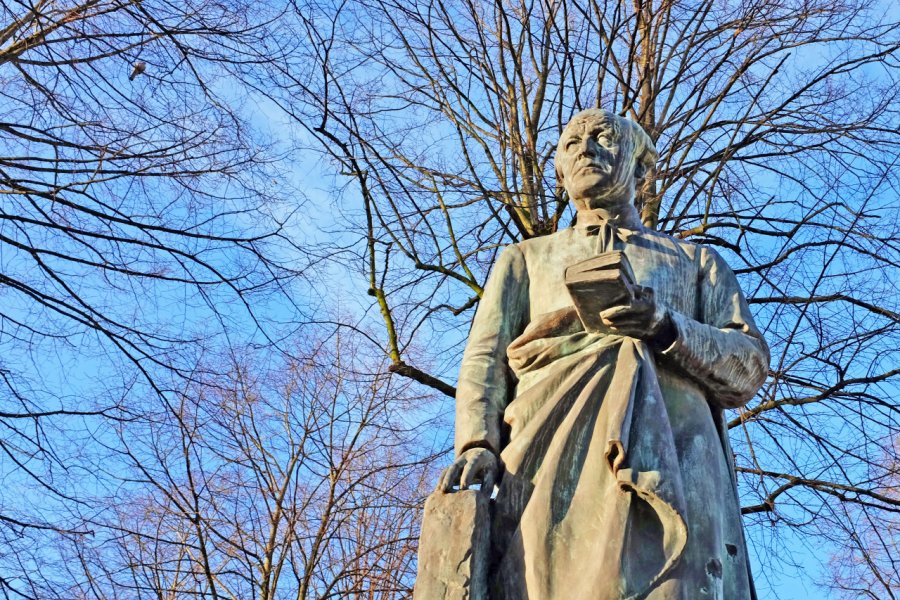 Statue de Guido Gezelle à Bruges. Annavee - Shutterstock.com