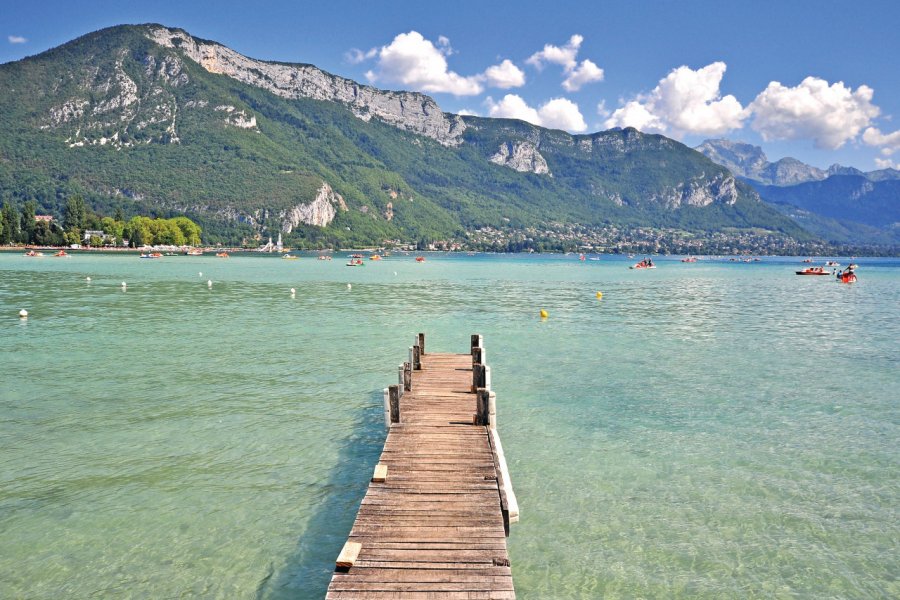 Le Lac d'Annecy. (© Arseniy Rogov))