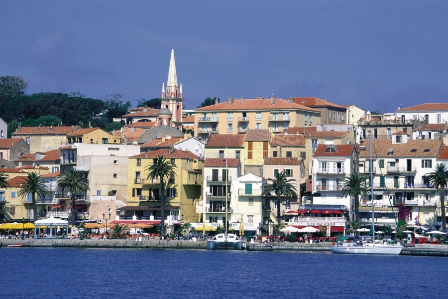 Le port de Calvi (© GIUSEPPE ROSSI - ICONOTEC))