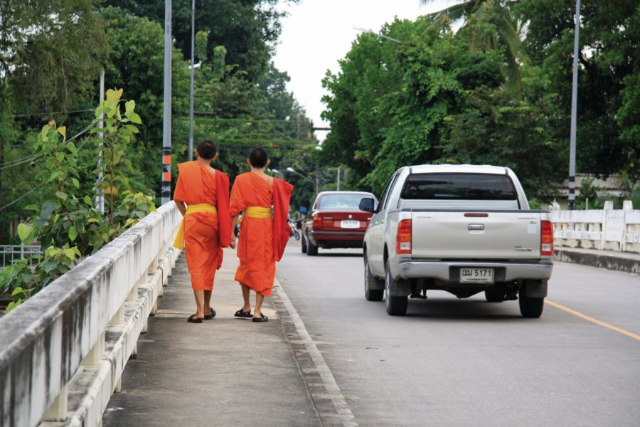 Jeunes bonzes traversant la rivière Wang. Jérôme BOUCHAUD