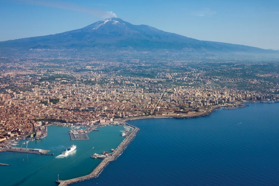 Survol de la ville de Catane et du volcan Etna. Andras_csontos - iStockphoto