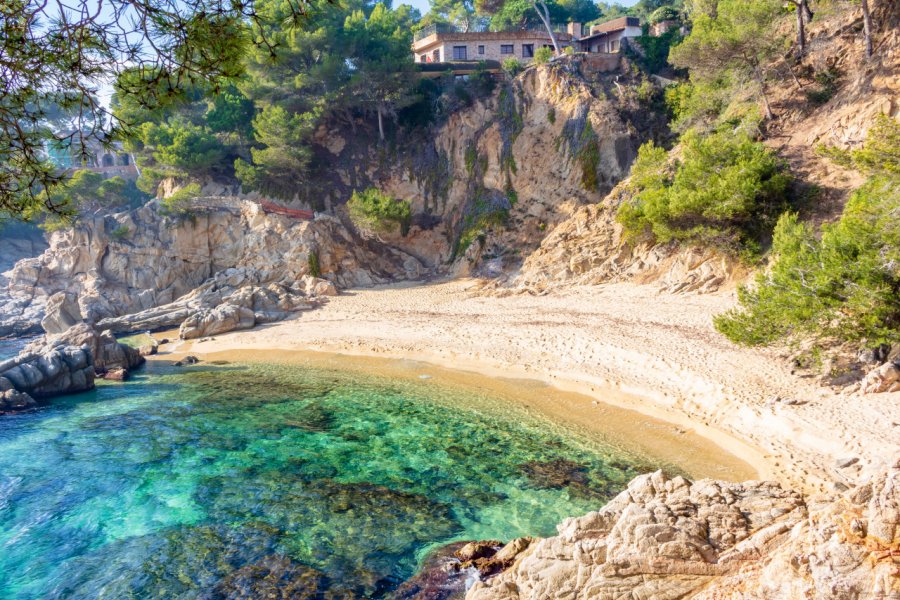 Cala Sa Cova à Platja d'Aro. JordiCarrio - Shutterstock.com