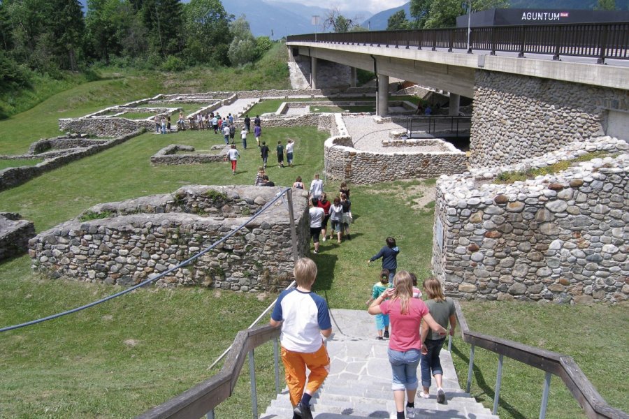 Enfants sur le site archéologique romain d'Aguntum. Henryart - Fotolia