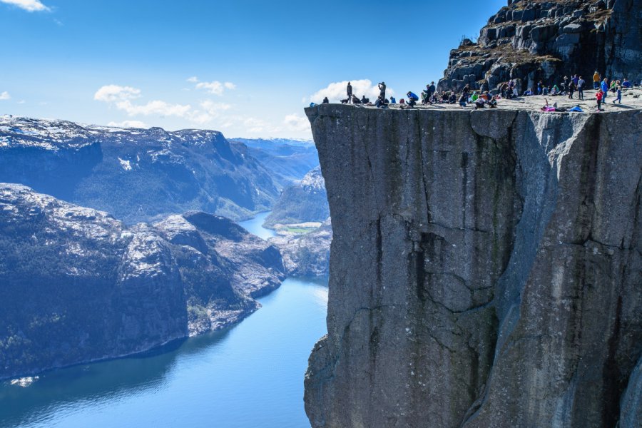 L'impressionnante falaise de Preikestolen. Supreecha Samansukumal - Shutterstock.com