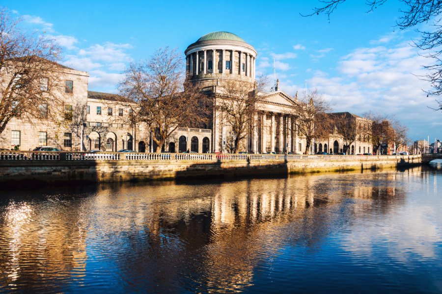 The Four Courts. Madrugada Verde - Shutterstock.com