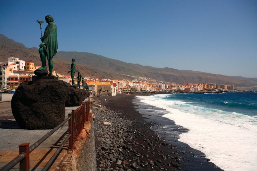 Statues de Guanches, aborigènes des Canaries, sur le bord de mer. Philippe Turpin