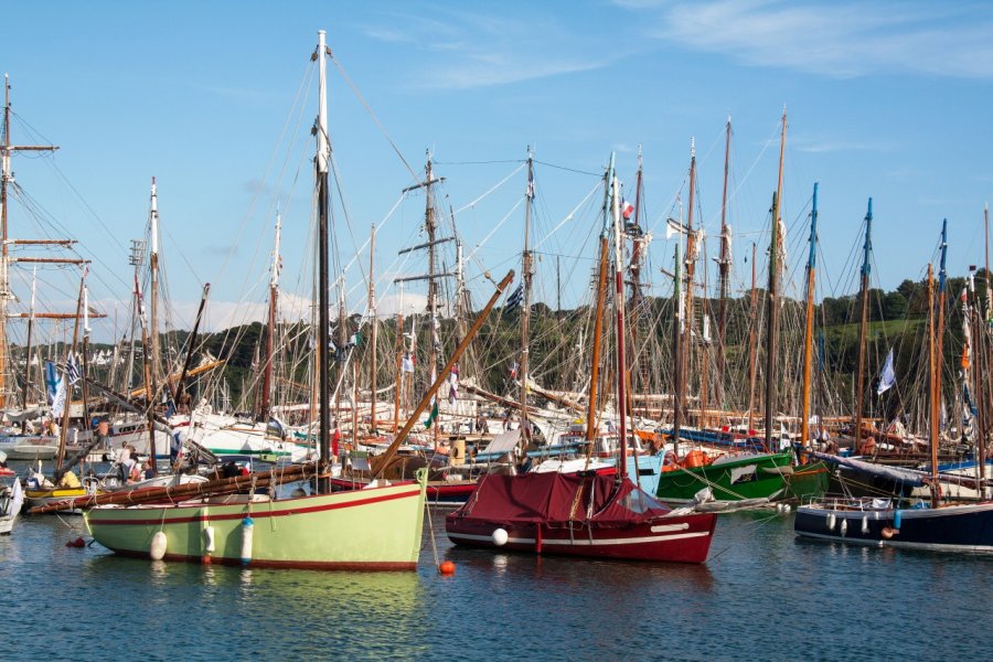 Vieux grééments dans le port de Douarnenez. guitou60