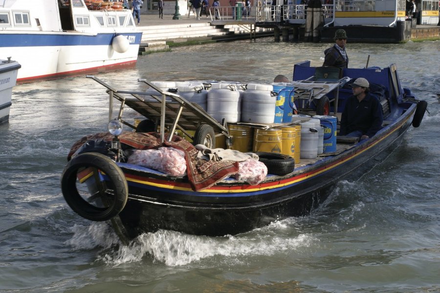 Ravitaillement du marché. Picsofitalia.com