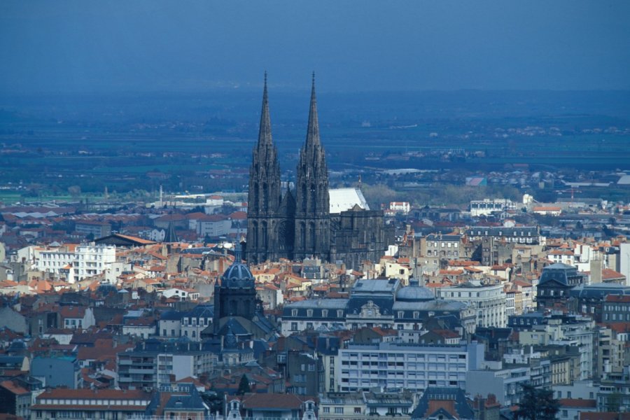 Vue générale de Clermont-Ferrand (© PIERRE DELAGUERARD - ICONOTEC))