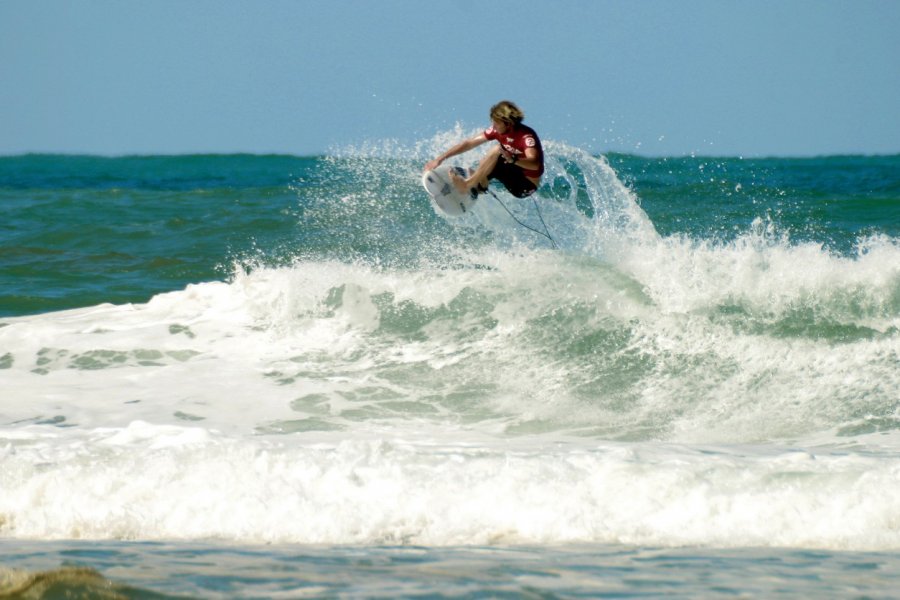 Surfeur sur les vagues de l'océan - Lacanau. (© BP Lamarque))