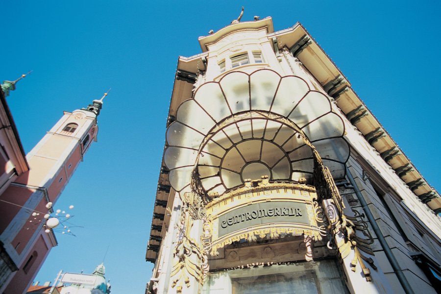 Bâtiment Art nouveau sur la place Prešeren, le Centromerkur. Stéphan SZEREMETA