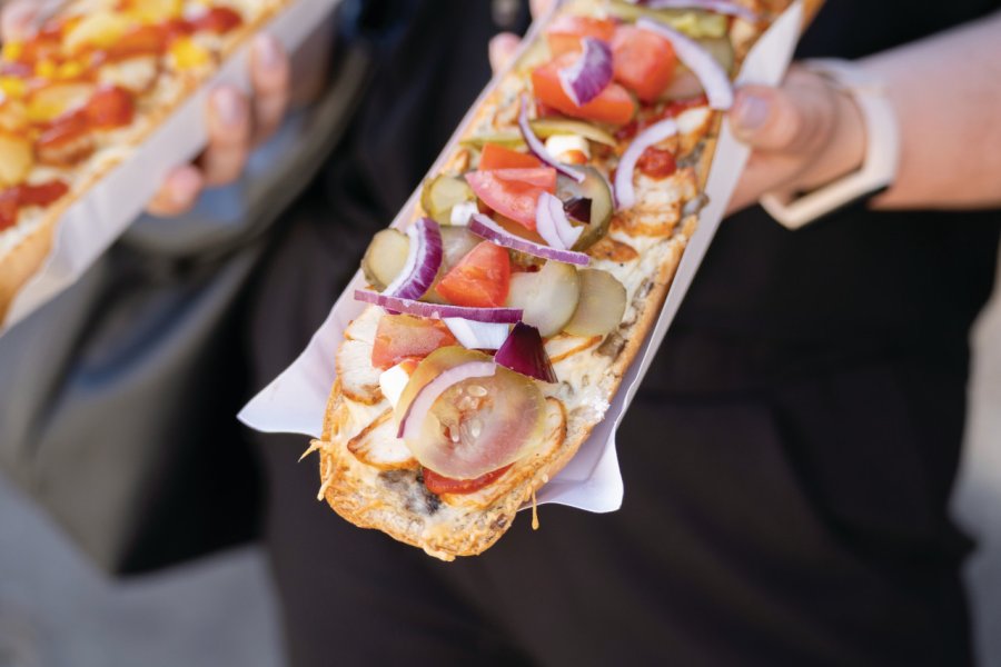 Dégustation d'une zapiekanka place Nowy. Longfin Media - Shutterstock.com