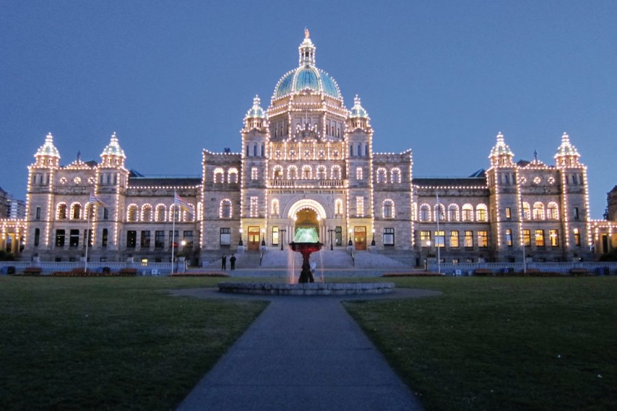 Parlement illuminé au crépuscule Stéphan SZEREMETA