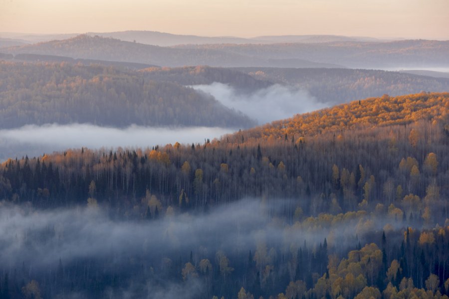 Lever de soleil automnal sur la Réserve Naturelle de l'Altaï isoft