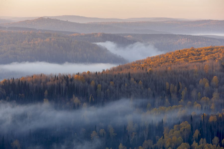 Lever de soleil automnal sur la Réserve Naturelle de l'Altaï isoft