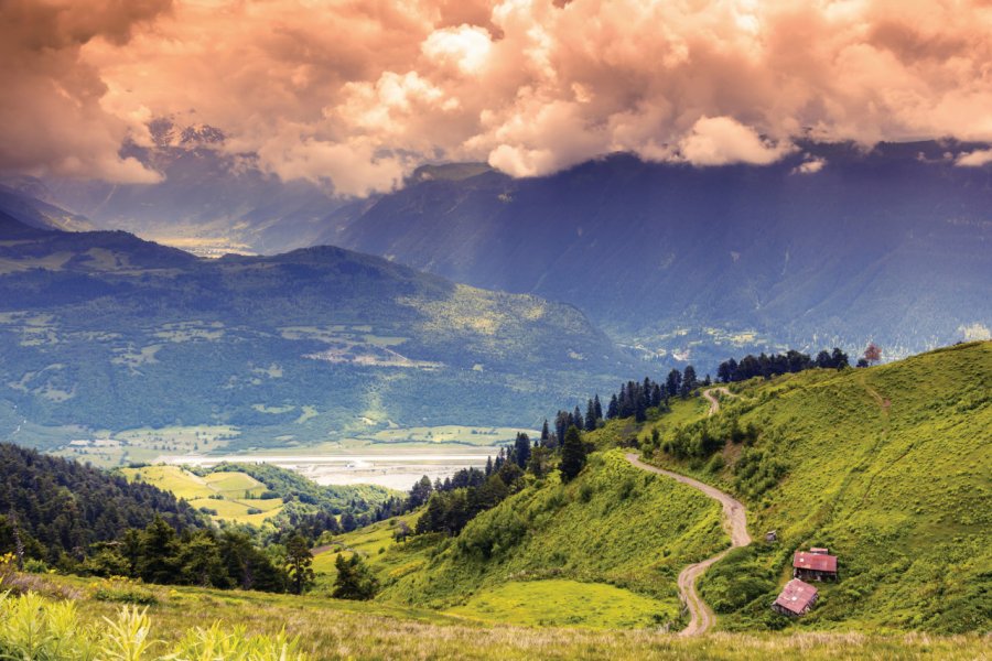 Paysage coloré des montagnes caucasiennes dans la région de Svanétie. Leonid_tit - iStockphoto