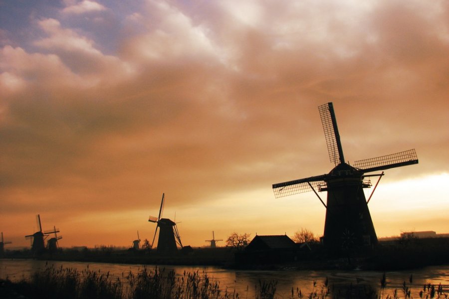 Les moulins au soleil couchant de Kinderdijk offrent une vision des plus bucoliques. (© Nimbus - Fotolia))