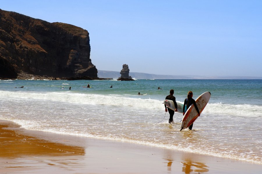 Surfers sur la plage d'Arrifana. Carlos Caetano - Shutterstock.com