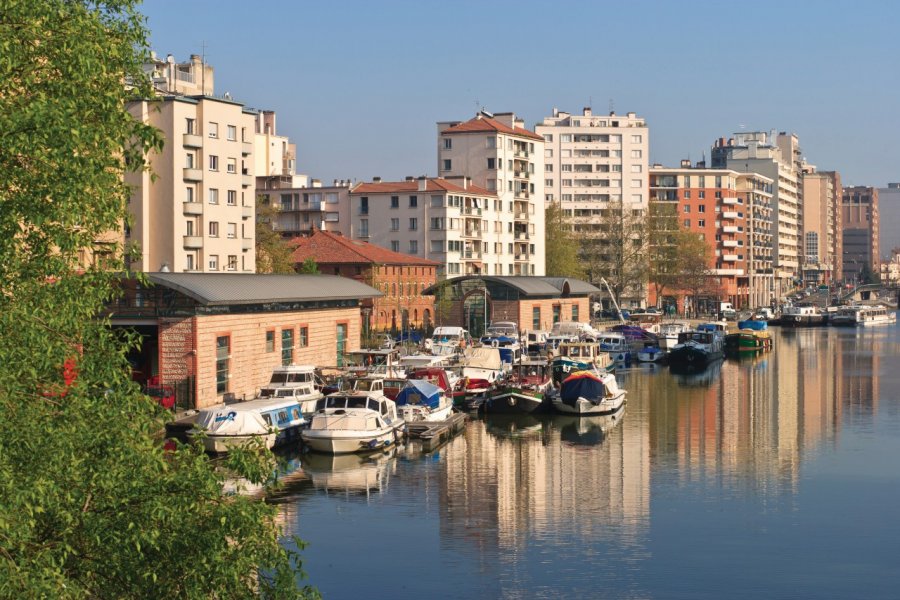 Port Saint-Sauveur sur le Canal du Midi Lawrence BANAHAN - Author's Image