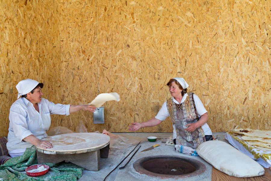 Préparation de pain lavash. MehmetO - Shutterstock.com