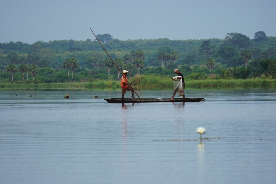 Pêcheurs sur le fleuve Mono. traveloskop - Shutterstock.com