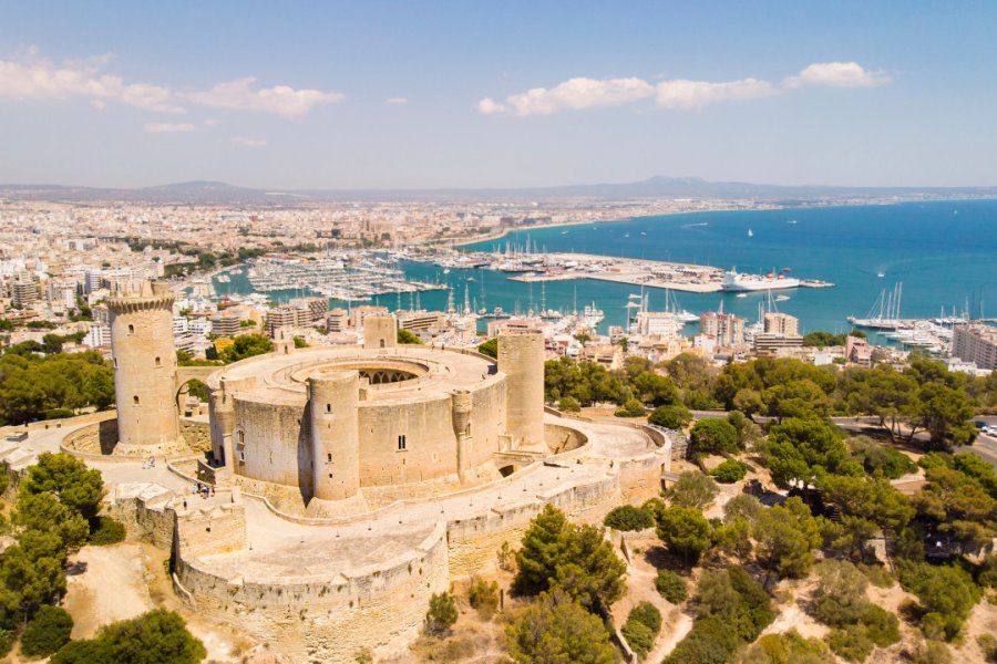 Vue sur le château de Bellver. grisdee - Shutterstock.com