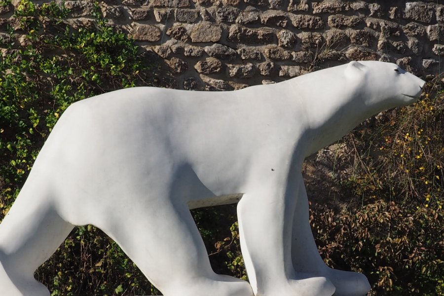 Entrée de Saulieu avec l'Ours Pompon. Eric Voillequin