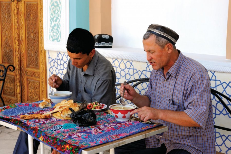 Gardiens de la mosquée Khazret Khizr en pleine pause repas. Patrice ALCARAS