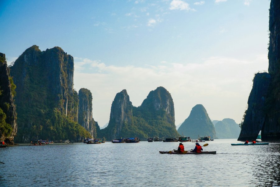 Kayak dans la baie d'Along. Chettha Linsri - Shutterstock.com