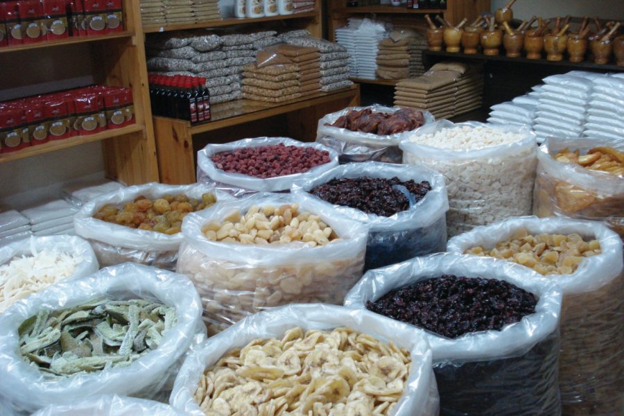 L'étal d'un marchand de fruits séchés, dans la vieille ville. Antoine RICHARD