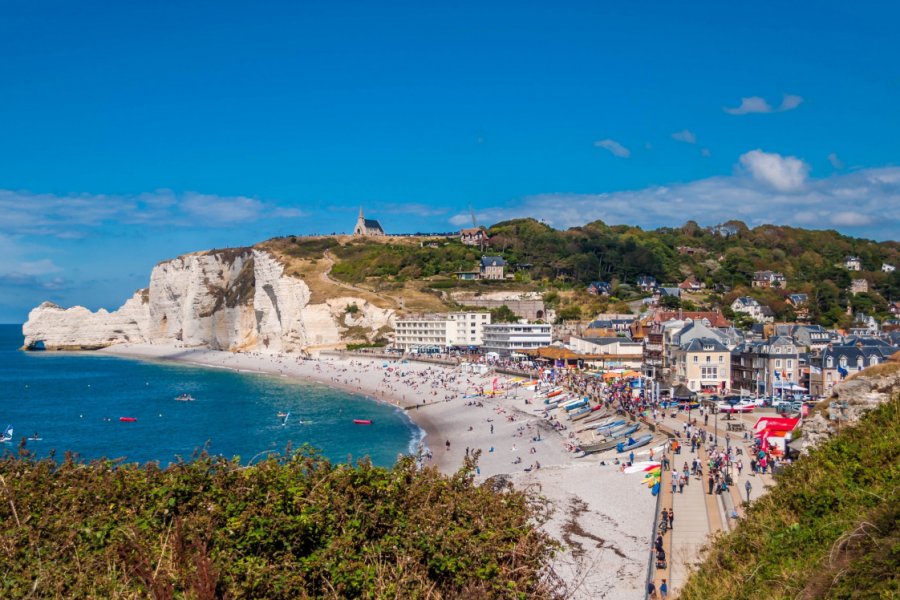 Vue sur la ville d'Etretat. Bernard GIRARDIN - stock.adobe.com