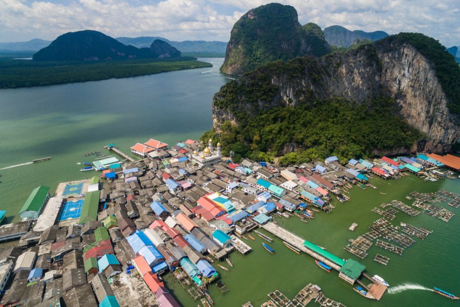 Vue du village de pêcheurs Ko Panyee dans la baie de Phang Nga. Parshina Marina - Shutterstock.com
