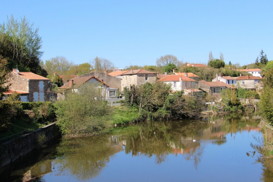 Maison sur les rives de Mareuil-sur-Lay. Linda CASTAGNIE