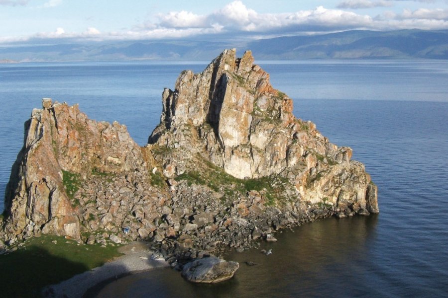 Le rocher, maison du dieu bouriate d'Olkhon Stéphan SZEREMETA