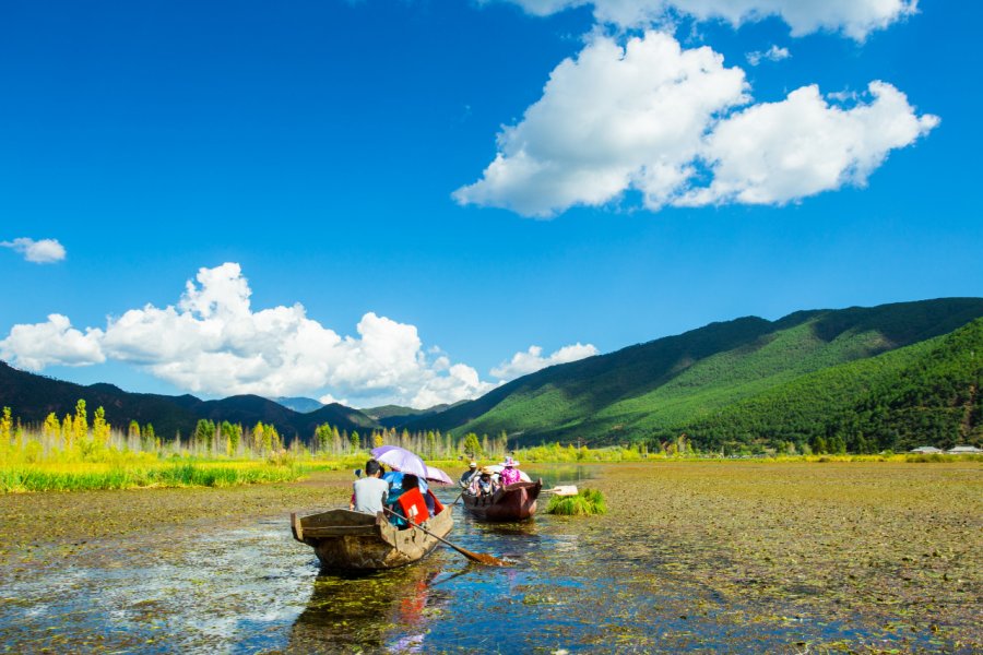 Balade sur le lac Lugu. xujun - Shutterstock.com