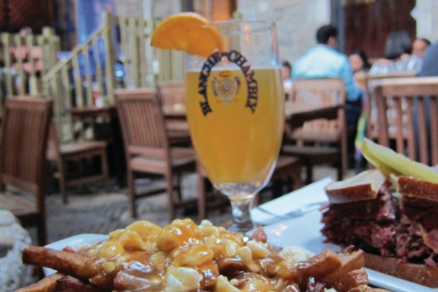 Plat de poutine dans le Vieux-Montréal. (© Stéphan SZEREMETA))