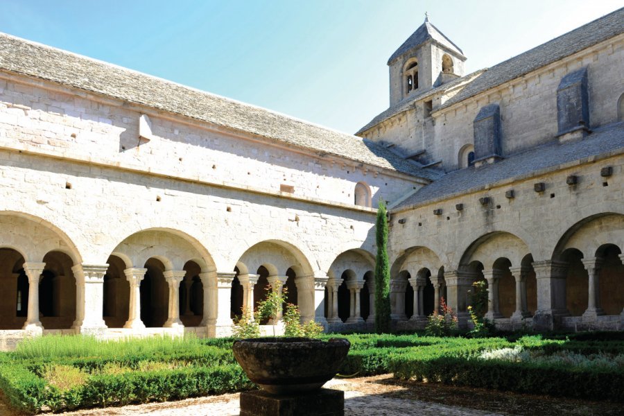 Le cloître de l'abbaye cistercienne de Sénanque. grauy - iStockphoto.com