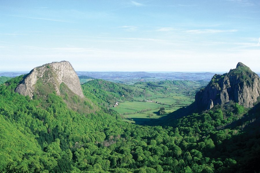 Les roches Tuilière et Sanadoire et la vallée de Gros (© Alamer - Iconotec))