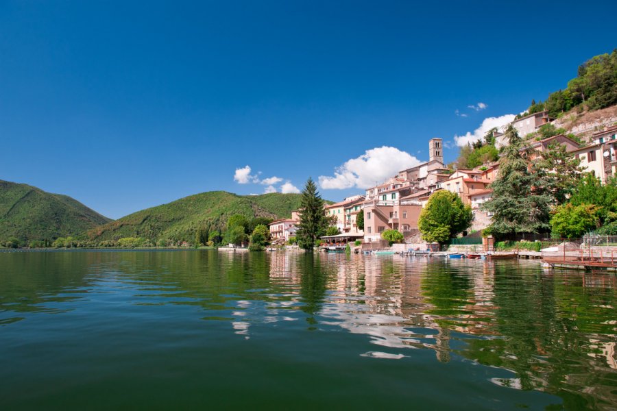 Terni, sur les rives du lac de Piediluco. Sofy - Shutterstock.com