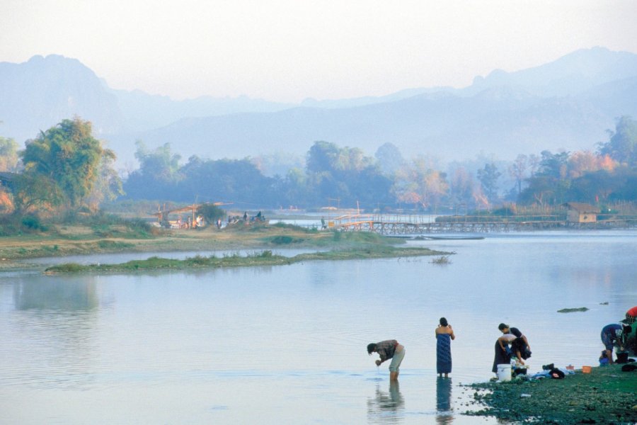 Scène de vie à Vang Vieng. S.Nicolas - Iconotec