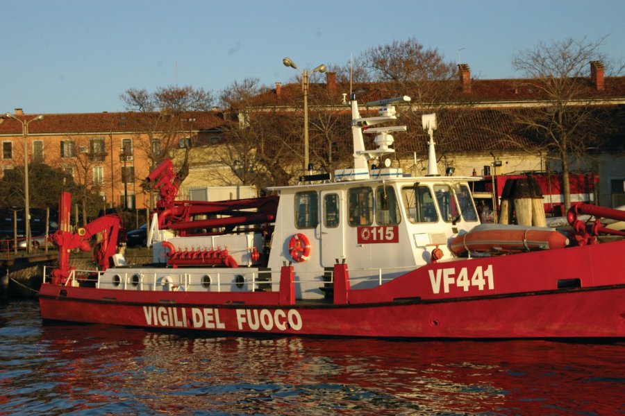 Bateau de pompiers. Stéphan SZEREMETA