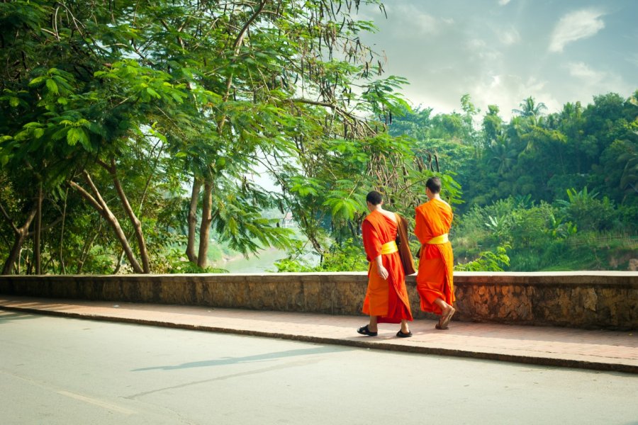 Deux jeunes moines bouddhistesn dans les rues de Luang Prabang. Perfect Lazybones - Shutterstock.com