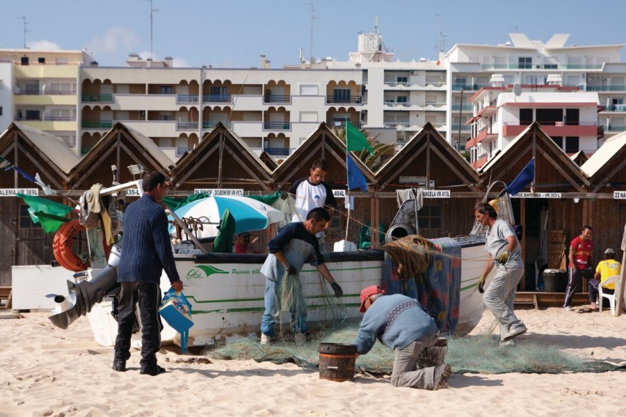 Pêcheurs sur la plage de Monte Gordo. Maxence Gorréguès